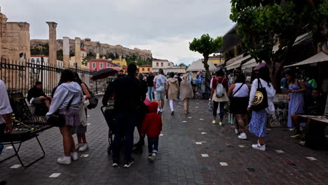 Multitud-De-Turistas-Y-Lugareños-En-El-Mercado-De-Pulgas-De-Monastiraki-En-Atenas,-Grecia