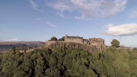 Luftaufnahme-Von-Stirling-Castle-Mit-Blick-Von-Süden-Nach-Norden-An-Einem-Klaren-Tag