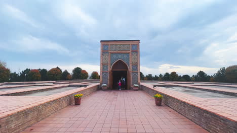 Detaillierter-Torbogen-Und-Fliesen-An-Der-Vorderseite-Der-Madrassa-Und-Moschee-In-Samarkand,-Usbekistan-Entlang-Der-Historischen-Seidenstraße