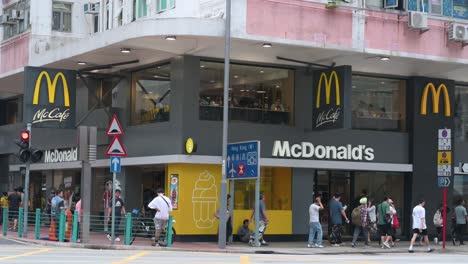 Fußgänger-Und-Pendler-Gehen-An-Der-Amerikanischen-Multinationalen-Fast-Food-Hamburger-Restaurantkette-McDonald&#39;s-In-Hongkong-Vorbei