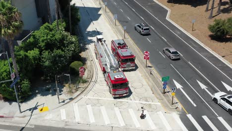 LAFD-Feuerwehrautos-An-Kreuzung