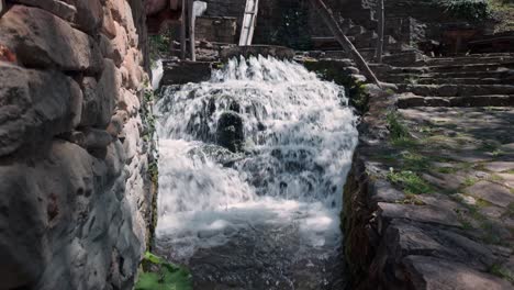 Schnell-Fließende-Turbulente-Wasserkaskaden-Aus-Mühlenschleusenkanal