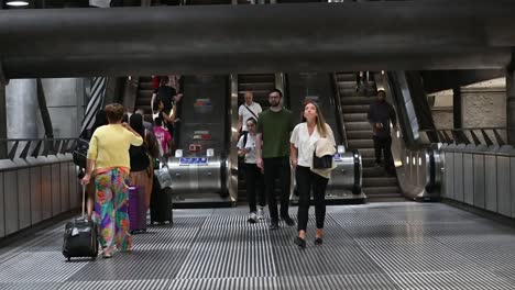 Rolltreppen-Im-Bahnhof-Westminster,-London,-Großbritannien