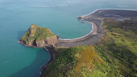 Vista-Aérea-De-La-Isla-Paratutae,-La-Playa-Whatipu-Y-Ninepin-Rock-En-Auckland,-Isla-Norte,-Nueva-Zelanda