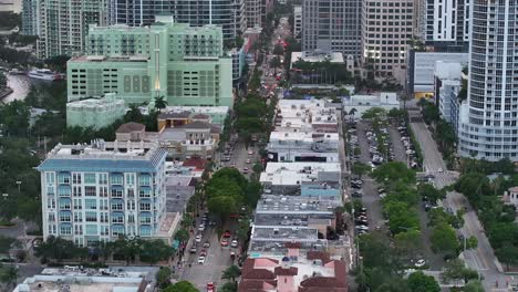 Escena-De-Tráfico-En-El-Centro-De-La-Ciudad-De-Fort-Lauderdale-Durante-Una-Mañana-De-Niebla