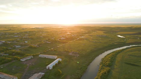 Kazajstán,-Asia-Central:-Una-Pintoresca-Escena-De-Un-Asentamiento-En-Un-Paisaje-Rural-Junto-A-Un-Río-Al-Atardecer:-Un-Dron-Volando-Hacia-Adelante