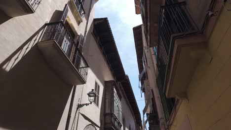 Narrow-Spanish-street-with-beautiful-buildings-in-Palma-de-Mallorca,-Spain