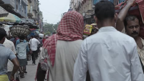 People-are-busily-walking-on-the-road