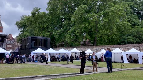 Am-Tag-Nach-Den-Ergebnissen-Der-Britischen-Parlamentswahlen-Wurden-In-Den-Abingdon-Street-Gardens-Pressezelte-Aufgestellt