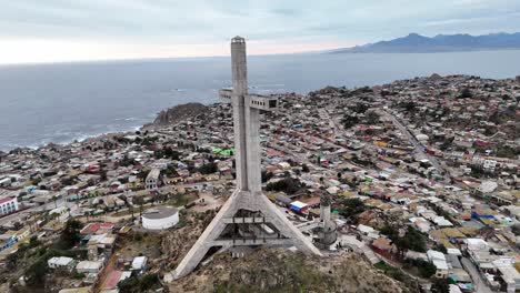 Häuser-Und-Das-La-Cruz-Denkmal-Des-Dritten-Jahrtausends,-Befindet-Sich-In-Coquimbo,-Chile