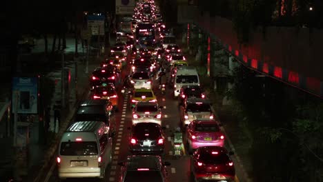 Starker-Verkehrsstau-In-Bangkok-Bei-Nacht,-Autos-Und-Motorräder-Füllen-Die-Straßen