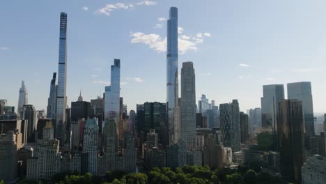 Vista-Aérea:-Rascacielos-Altísimos-De-La-Calle-Billionaires-Row,-Día-De-Verano-En-Nueva-York,-EE.UU.