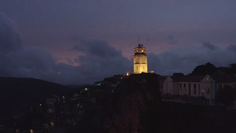 Vuelo-Aéreo-Sobre-La-Antigua-Torre-Del-Reloj,-Grecia,-Arquitectura,-Historia,-Ruinas,-Viajes