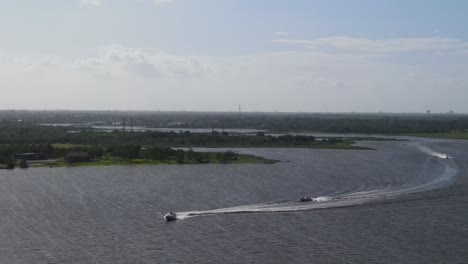 Eine-Atemberaubende-Luftaufnahme-Zeigt-Hochgeschwindigkeitsboote,-Die-Während-Der-Texas-Outlaw-Challenge-2024-Durch-Den-Dickinson-Bayou-In-Richtung-Galveston-Bay-Navigieren