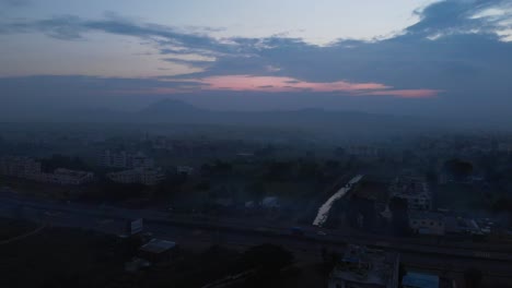 Vista-Superior-Del-Cielo-Plateado-Y-Dorado-De-La-Ciudad-De-Latur-En-4K-Tomada-Con-Drones