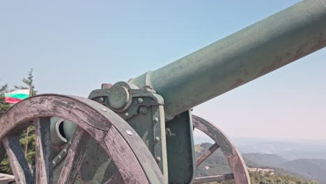 Primer-Plano-De-Una-Réplica-De-Cañón-De-Artillería-Búlgara-En-El-Campo-De-Batalla-Del-Paso-De-Shipka-En-Los-Balcanes