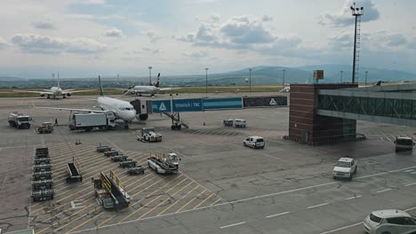 Una-Vista-Del-Aeropuerto-Internacional-De-Tbilisi-Y-Su-Pista-Bajo-Un-Hermoso-Cielo-Nublado-En-Georgia