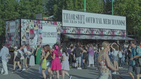 Customers-queuing-orderly-to-purchase-Taylor-Swift-clothing-merchandise