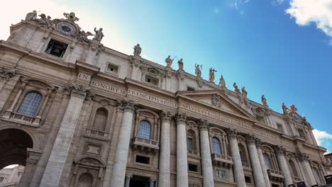 La-Basílica-Papal-De-San-Pedro-En-La-Ciudad-Del-Vaticano,-Roma,-Italia---Time-Lapse