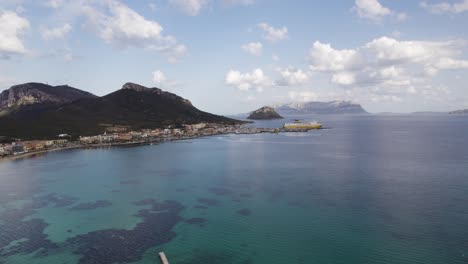 Hermosa-Vista-Del-Océano-Con-Montañas-Y-Un-Crucero-En-El-Pueblo-De-Golfo-Aranci,-Italia