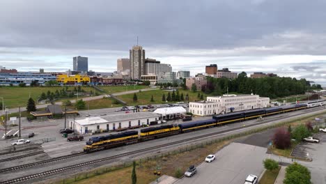 Impulsión-Aérea-Hacia-El-Horizonte-De-Anchorage,-Alaska,-Sobre-El-Tren-Ferroviario-De-Alaska