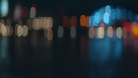 Panoramaaufnahme-Des-Kölner-Doms-Bei-Nacht-Mit-Schönen-Lichtern-Und-In-Bokeh-Getauchtem-Hochwasser