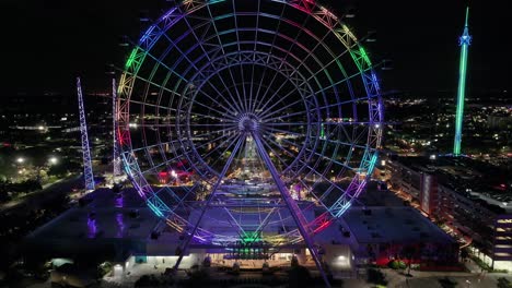 Noria-Parpadeante-De-Colores-Por-La-Noche-En-El-Parque-De-Atracciones-De-Orlando-City,-Florida