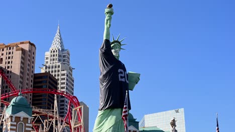 Lady-Liberty-Trägt-Ein-Raiders-Trikot-Auf-Dem-Las-Vegas-Strip