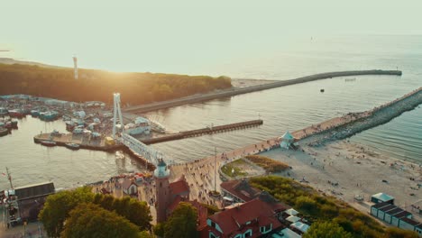 Hafen-In-Ustka-In-Der-Untergehenden-Sonne-Mit-Fußgängerbrücke-Und-Leuchtturm