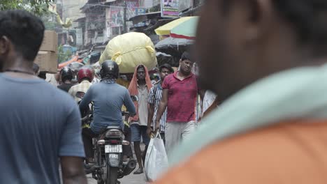 People-are-busily-walking-on-the-road