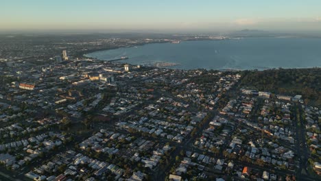 Luftaufnahme-Der-Stadt-Geelong-Bei-Sonnenuntergang,-Vorort-In-Der-Nähe-Von-Melbourne,-Bundesstaat-Victoria,-Australien