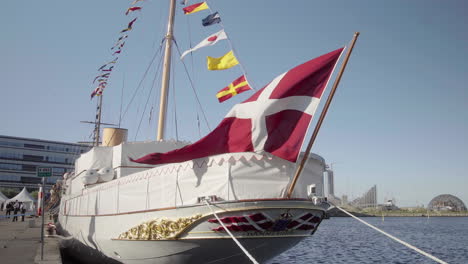 Dänemark-Flagge-Weht-Im-Wind-Auf-Der-Königlichen-Dänischen-Yacht-Dannebrog-Im-Hafen-Von-Aarhus-4k