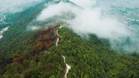 Luftaufnahme-Eines-Grünen-Hügels-Während-Der-Monsunzeit-In-Nepal