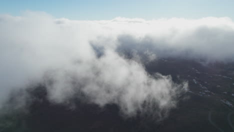 Volando-Sobre-Un-Mar-De-Nubes-Que-Se-Mueven-A-Gran-Velocidad-En-La-Isla-De-Gran-Canaria,-Islas-Canarias,-España