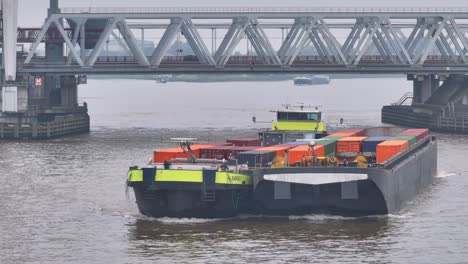 H2-Barge-Atmet-In-Stille,-Sein-Herz-Schlägt-Mit-Subtilem-Summen-Der-Innovation