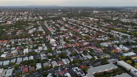 Australischen-Vorort-Nachbarschaft-Mit-Sonnenkollektoren-Auf-Den-Dächern-Der-Häuser