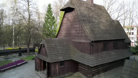 Alte-Historische-Kirche-Aus-Dem-Mittelalter,-Ganz-Aus-Holz---Drohnenansicht-4k