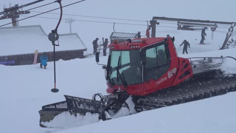 Pistenbully-Steht-Vor-Pomma