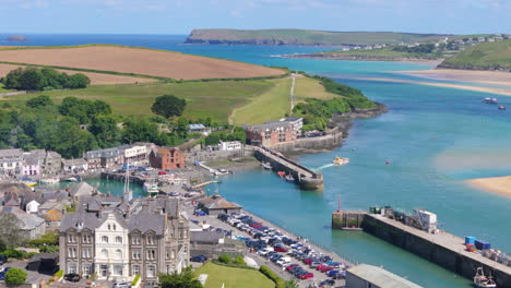 Drohnenansicht-Des-Malerischen-Hafens-Von-Padstow-An-Der-Camel-Estuary-In-Cornwall