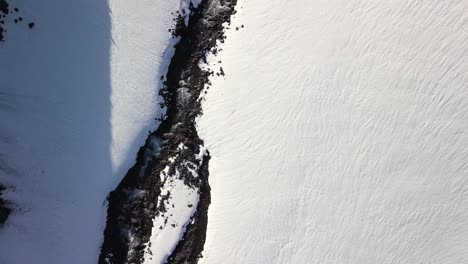 Der-Fluss-Fließt-Zwischen-Felsigen-Küsten-Und-Schneebedeckten-Bergen-In-Der-Nähe-Von-Mount-Hood,-Oregon