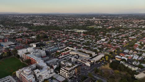 Suburbio-De-Brunswick-En-Melbourne-Al-Atardecer,-Victoria,-Australia