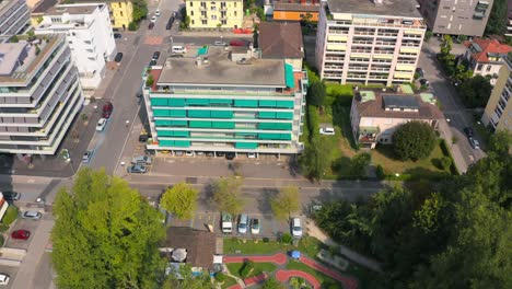 Toma-Aérea-En-ángulo-Hacia-Abajo-De-Un-Edificio-De-Apartamentos-De-La-Ciudad-De-Locarno,-En-Suiza