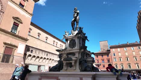 Fuente-De-La-Plaza-Del-Mismo-Nombre-De-Neptuno,-Piazza-Del-Nettuno-En-Bolonia,-Italia