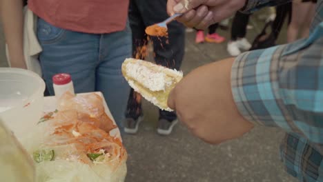 Primer-Plano-De-Un-Hombre-Latino-Preparando-Comida-Tradicional-De-Maíz-En-El-Mercado-Gastronómico