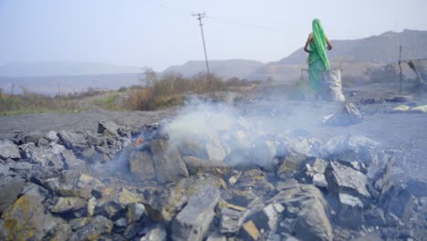 Habitantes-De-Un-Pueblo-Quemando-Carbón-Recién-Extraído-De-La-Cuenca-Carbonífera-De-Jharia,-En-El-Este-De-La-India,-Dhanbad,-Jharkhand