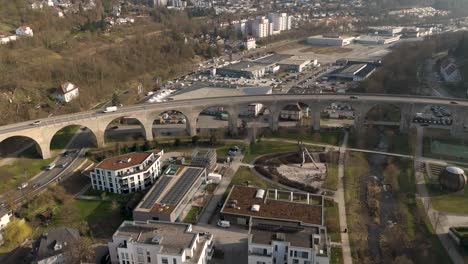 Hermosos-Arcos-Y-Pilares-Del-Viaducto-De-Nagold-En-Una-Toma-Panorámica-Con-Dron