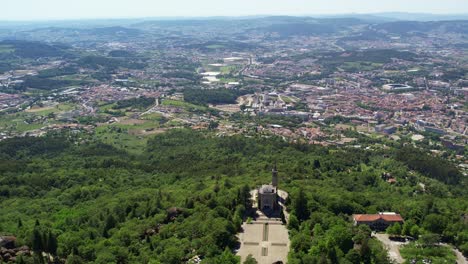 Luftaufnahme-Des-Monte-Da-Penha-Mit-Blick-Auf-Guimarães,-Portugal,-Mit-üppigem-Grün-Und-Urbaner-Landschaft