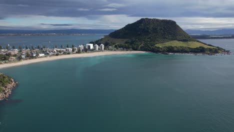 Mar-Azul-Y-Cielo-Nublado-En-El-Monte-Maunganui,-Tauranga,-Nueva-Zelanda:-Fotografía-Aérea-Con-Dron