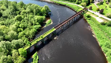 Vista-Aérea-De-Drones-De-Lugares-épicos-De-Irlanda-Puente-Ferroviario-En-Desuso-Sobre-El-Río-Blackwater-En-Cappoquin-Waterford-Irlanda