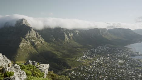 Wolken-Ziehen-über-Den-Tafelberg-Mit-Blick-Auf-Kapstadt-In-Einer-Atemberaubenden-Zeitrafferaufnahme